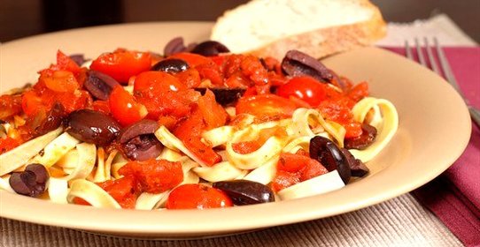 Спагетти с соусом путтанеска