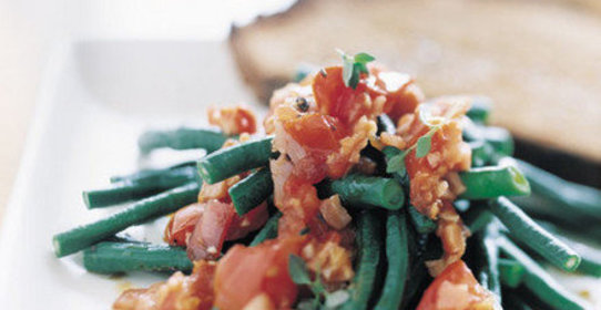 Зеленая фасоль с помидорами и беконом