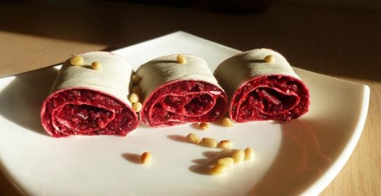 Рулеты из свеклы с маслинами и кедровыми орешками