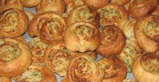 Завитушки из слоеного теста