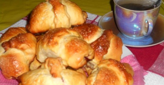 Сдобные булочки с клубникой