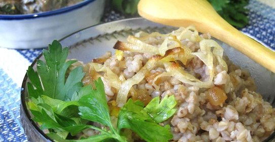 Гречка с салом и луком-пореем