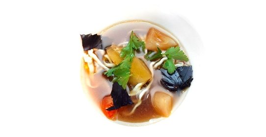 «Спагетти» с креветочным консоме и солеными помидорами