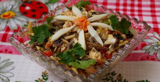 Салат с копчёной курицей и черносливом