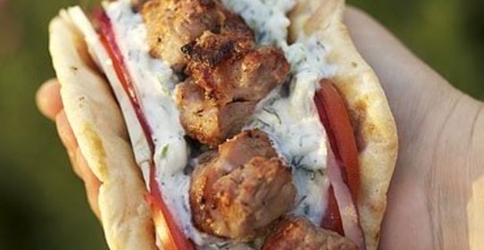 Сувлаки на пите с тцацыки