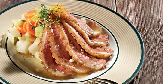 Теплый салат из утиной грудки с грушами