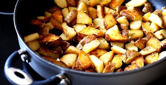 Жареная картошка с чесноком