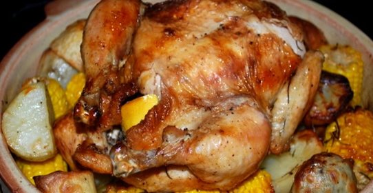 Курица, запеченная целиком с овощами