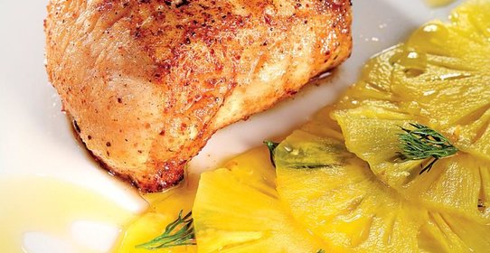 Морской черт в панировке из грибной пыльцы, с маринованным ананасом