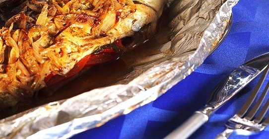 Рыба в фольге с томатами, петрушкой и соком лайма