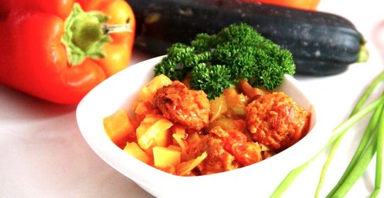 Овощное рагу с говяжьими тефтелями