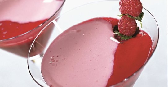 Коктейль из простокваши с малиной