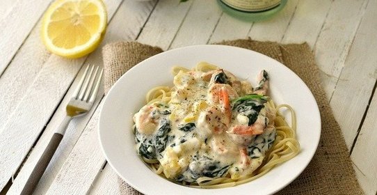 Паста с креветками, шпинатом и луком-пореем