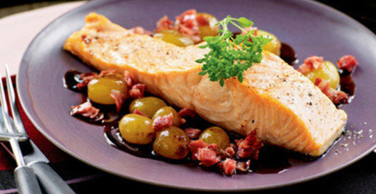 Лосось на гриле с виноградом и панчеттой