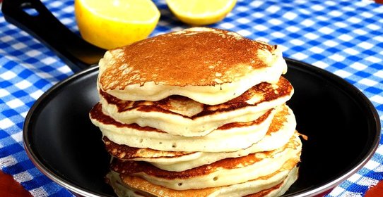 Лимонные панкейки с фиалковым сиропом