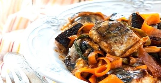 Скумбрия с морковью и луком