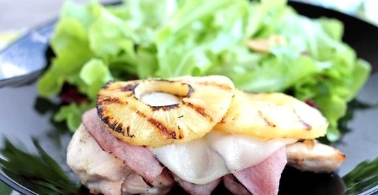 Куриное филе с сыром, ветчиной и ананасами