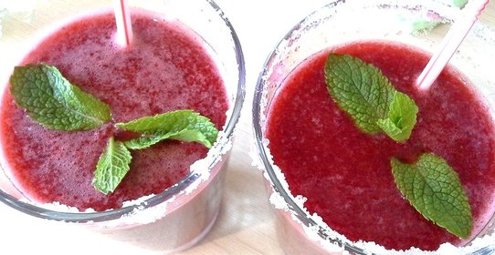 Коктейль с замороженными ягодами