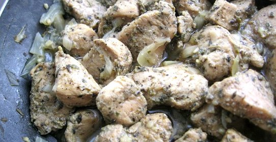 Куриное филе жареное с луком в медовом маринаде