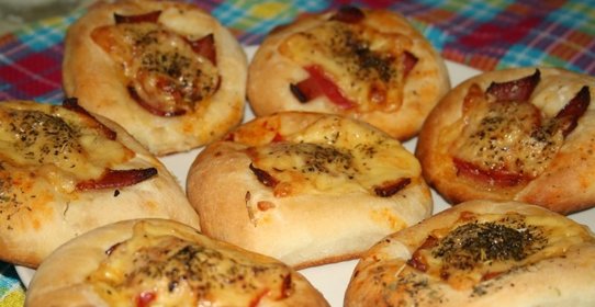 Несладкие ватрушки с беконом, томатом и сыром