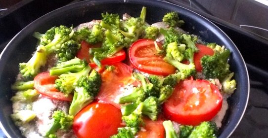 Горбуша с брокколи и помидорами