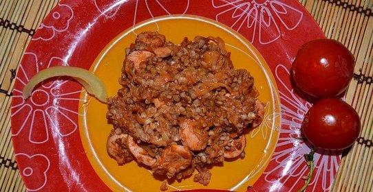 Гречка с овощами и сосисками