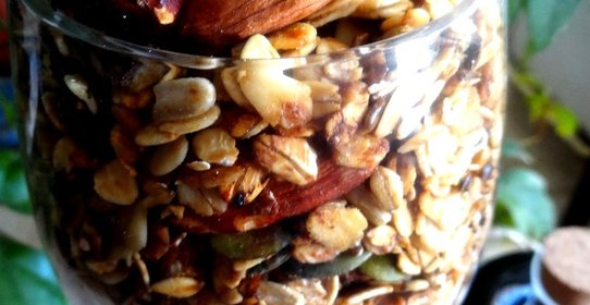 Гранола (мюсли) с орехами и сухофруктами