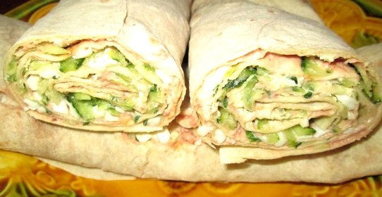 Рулет из лаваша с яйцом и огурцом