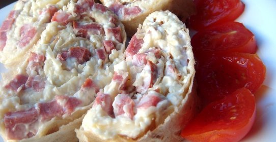 Рулет из лаваша с сыром и копченой колбасой