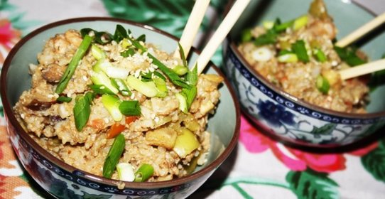 Жареный рис с креветками, овощами и яйцом в азиатском стиле