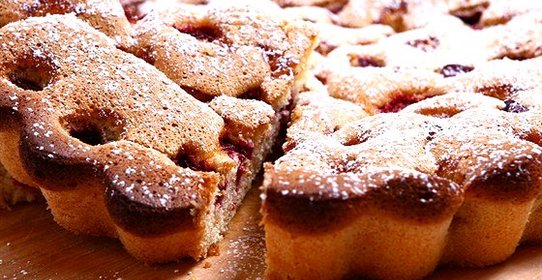 Пирог с малиной и фисташками