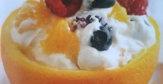 Сливочный десерт с ягодами в апельсиновой цедре
