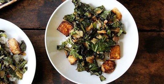 Тофу с капустой кале в кокосовом молоке