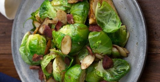 Брюссельская капуста с беконом и миндалем