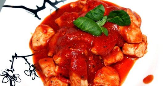 Куриное филе, обжаренное с базиликом и томатами