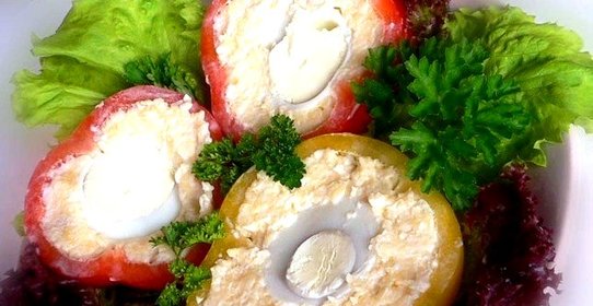 Перец, фаршированный сыром и яйцом