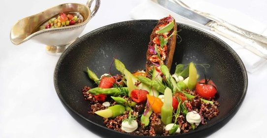 Зеленая спаржа по-арлезьенски с киноа и оливками