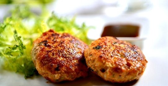 Котлеты из фарша со шпинатом