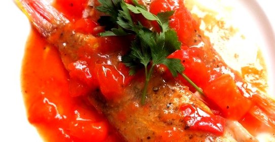 Жареная рыба с помидорами