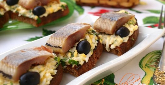 Гренки из ржаного хлеба с сельдью