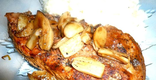 Свиной шницель с чесноком и лимонным соком