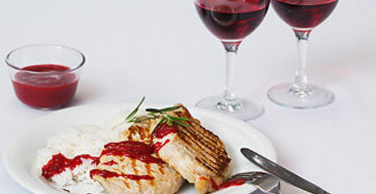 Отбивная из свинины с клюквенным соусом