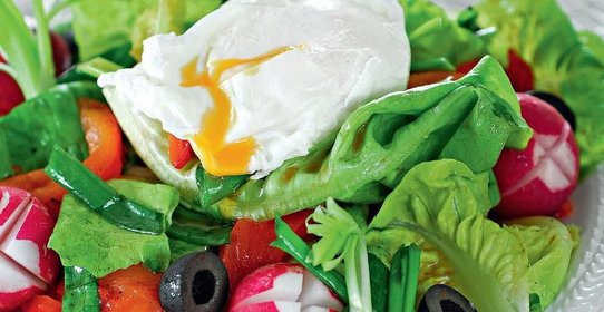 Салат с редисом и яйцами-пашот