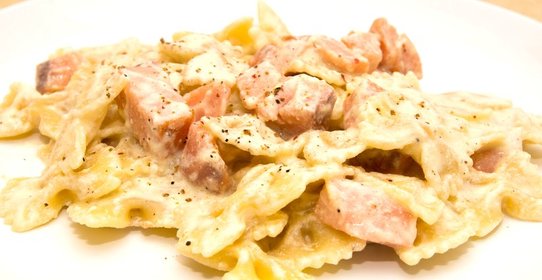 Фарфалле с копченым лососем