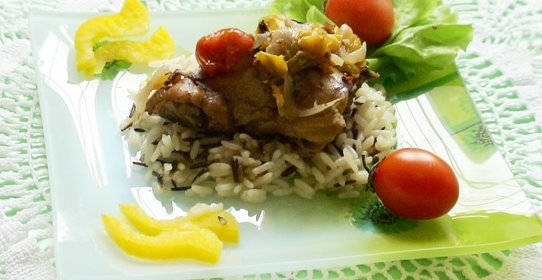 Куриные бедра тушенные с овощами