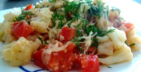 Цветная капуста с беконом и помидорами