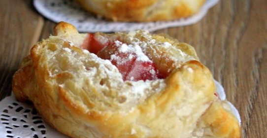 Слойки с яблоками и брусникой