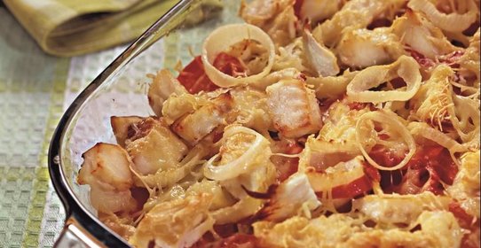 Копченая рыба, запеченная с овощами