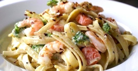 Макароны с креветками в чесночно-сливочном соусе