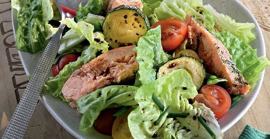 Теплый салат из цукини и семги